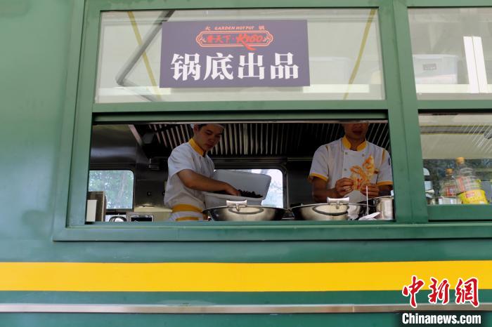 レトロな車両を再利用した火鍋店が人気に　四川省成都