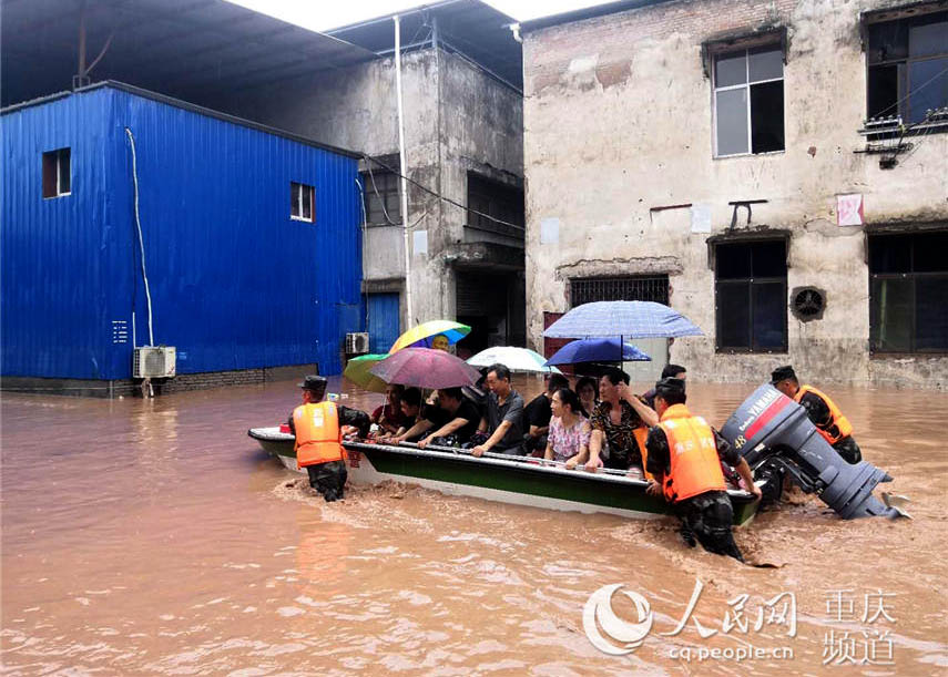 重慶市萬州區(qū)が豪雨による冠水被害　武裝警察が出動し、住民避難へ