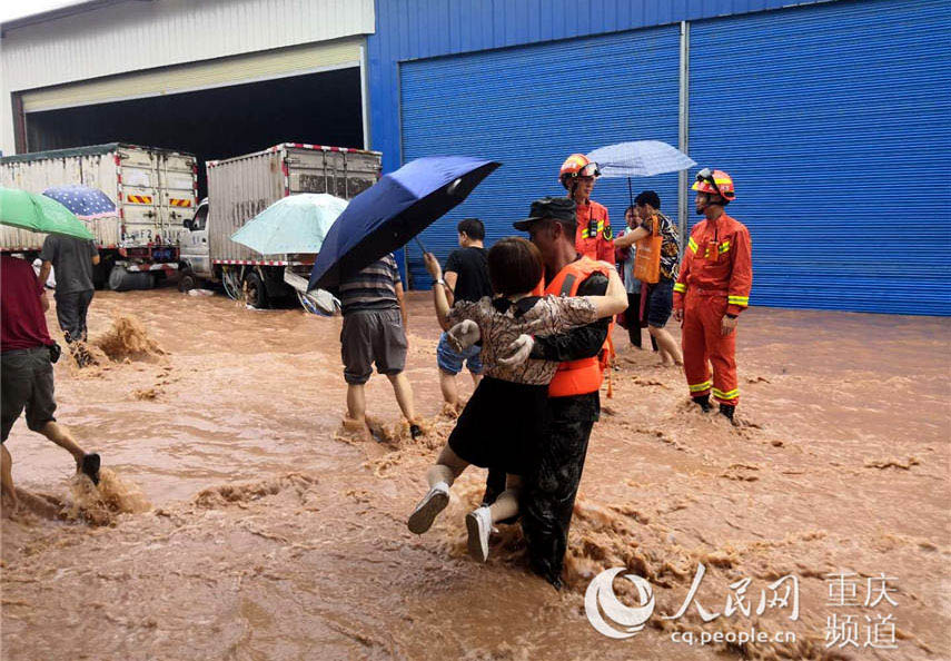 被災(zāi)した住民の避難誘導(dǎo)を行う救援チーム（撮影?潘越）。