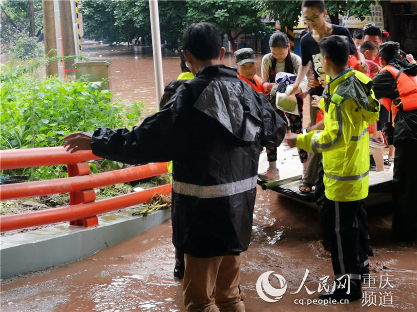 重慶市萬(wàn)州區(qū)が豪雨による冠水被害　武裝警察が出動(dòng)し、住民避難へ