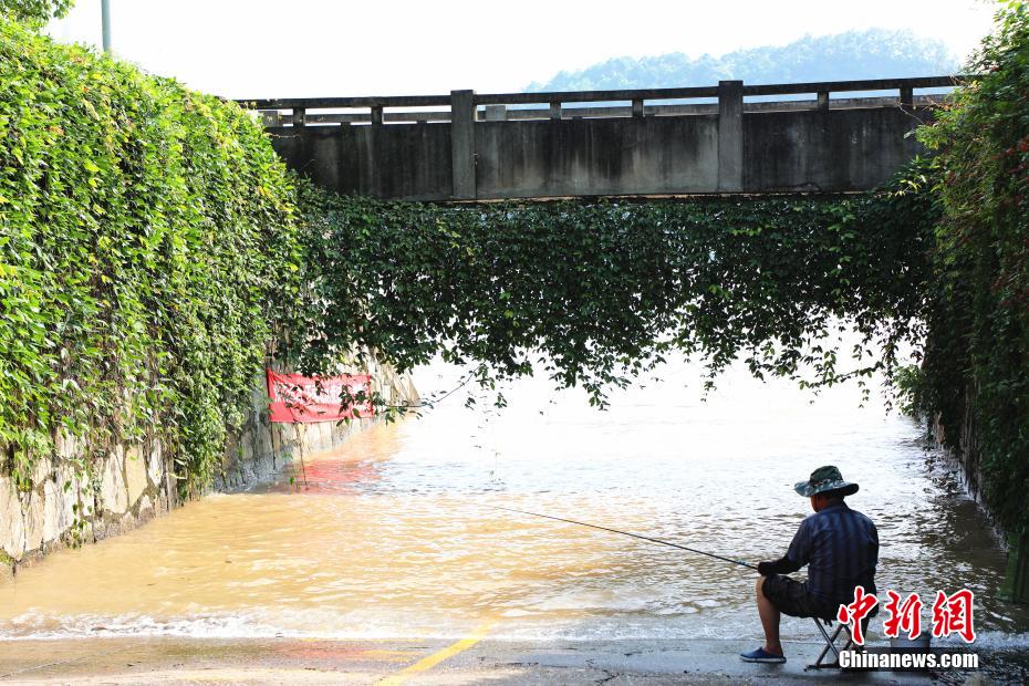 長江沿いで魚釣りをする宜昌市民（撮影?董暁斌）。