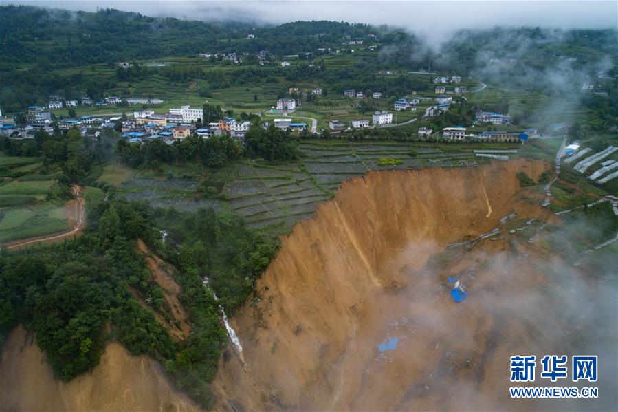 湖北省恩施トゥチャ族ミャオ族自治州の村で大規(guī)模土砂崩れ