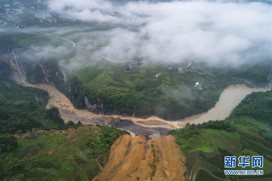 湖北省恩施トゥチャ族ミャオ族自治州の村で大規(guī)模土砂崩れ