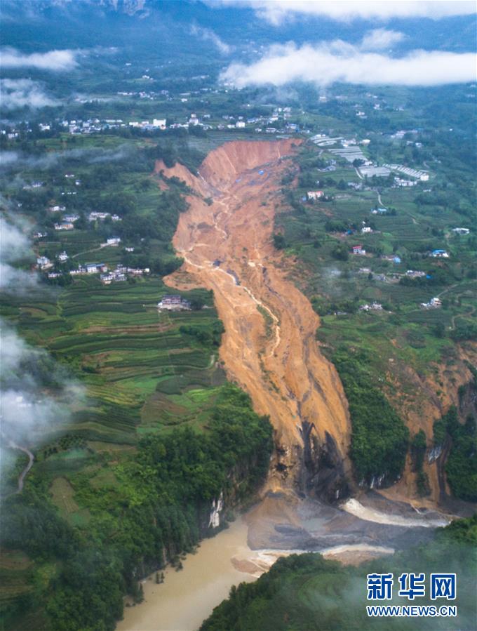 湖北省恩施トゥチャ族ミャオ族自治州の村で大規(guī)模土砂崩れ