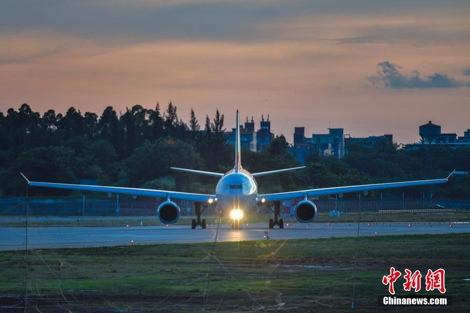 海口美蘭國(guó)際空港第2期拡張プロジェクトの滑走路に進(jìn)入し、離陸體制に入る試験飛行機(jī)HU5971便（撮影?駱雲(yún)飛）。