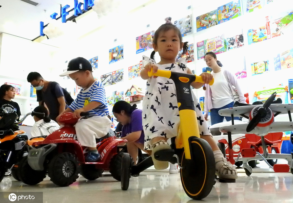 8月2日、シェア玩具體験館でさまざまな玩具を體験する子供（寫真著作権は東方ICが所有のため転載禁止）。