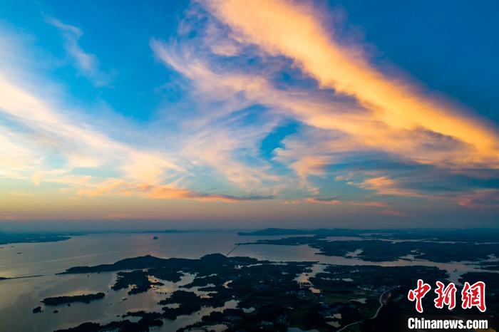 中國で最大の淡水湖に広がる美しい夕焼け空　江西省