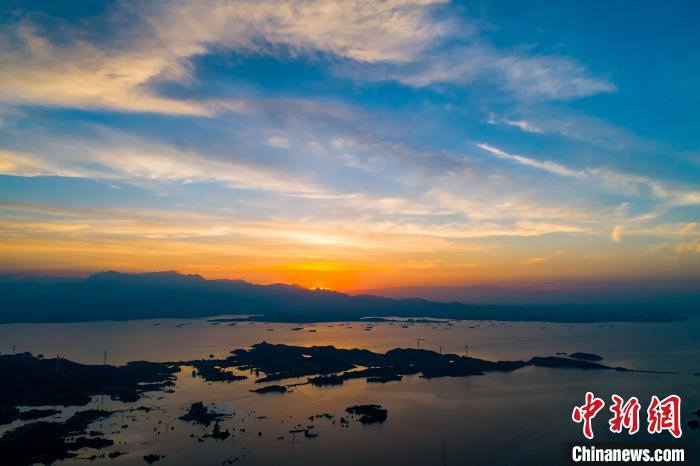 中國で最大の淡水湖に広がる美しい夕焼け空　江西省