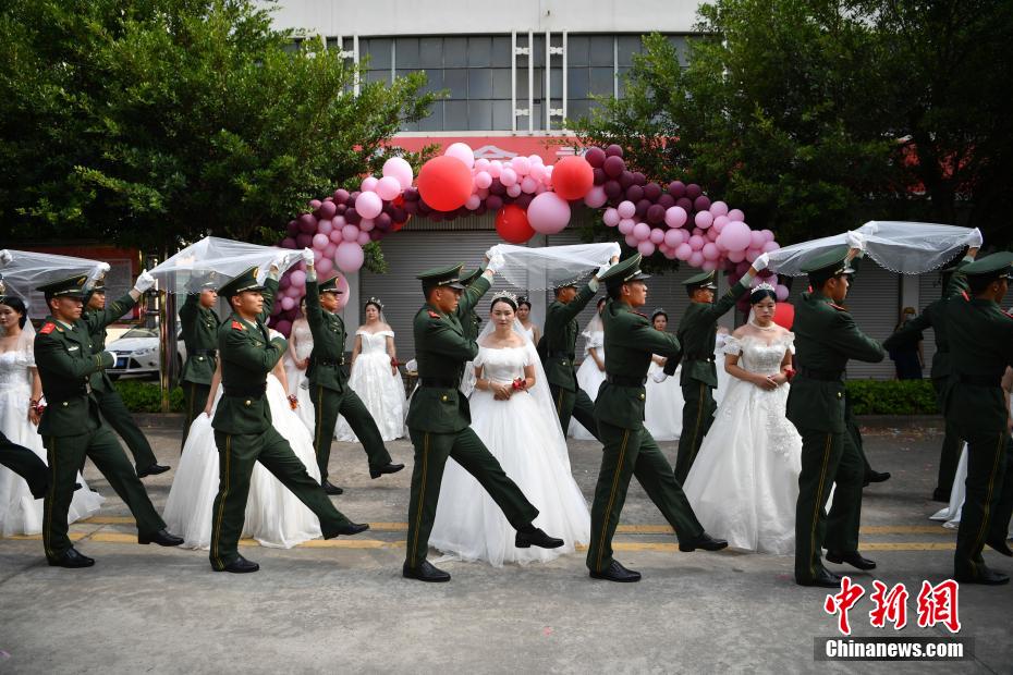 武裝警察兵営で「集団結婚式」　雲(yún)南省