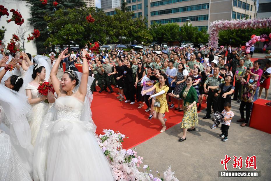 武裝警察兵営で「集団結(jié)婚式」　雲(yún)南省