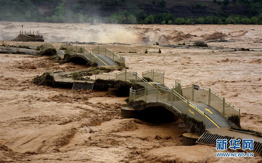 8月6日、欄干の一部が洪水の衝撃で破損してしまった山西省吉県黃河壺口瀑布景勝地の鑑瀑橋（撮影?呂桂明）。