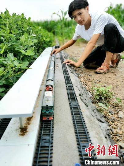 自宅の畑に「小型の高速鉄道」を建設した大學生　河南