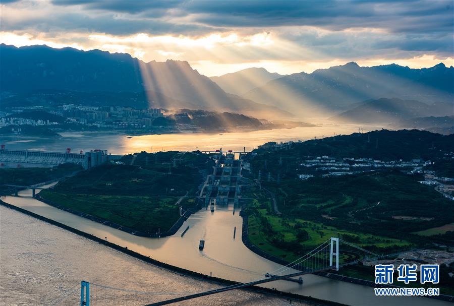 夕陽に照らされ、輝くような「天使のはしご」が出現(xiàn)した美しい三峽の光景（8月16日に湖北省宜昌市で撮影?鄭家裕）。