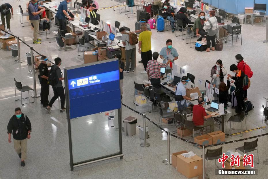 8月17日深夜、香港國際空港の入境手続き前エリアで検疫手続きを行う旅客ら（撮影?張■、■は火へんに韋）。  