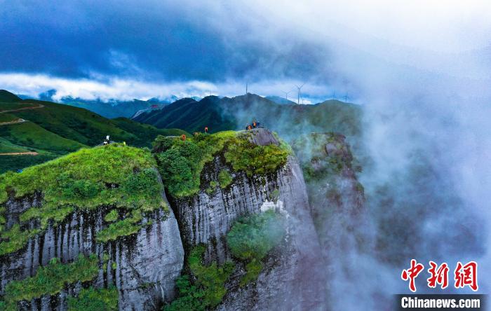 湧き立つ雲(yún)と一面の緑が映える南山牧場(chǎng)　広西?竜勝