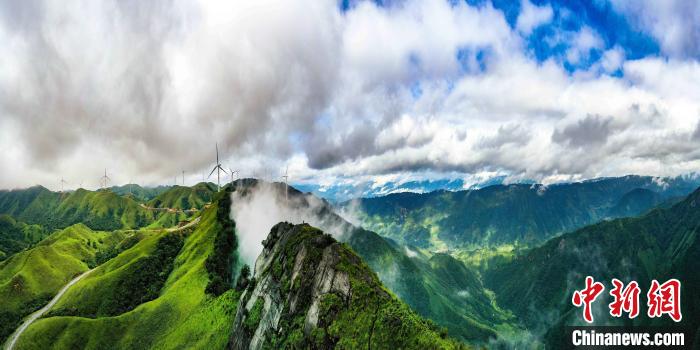 湧き立つ雲(yún)と一面の緑が映える南山牧場(chǎng)　広西?竜勝