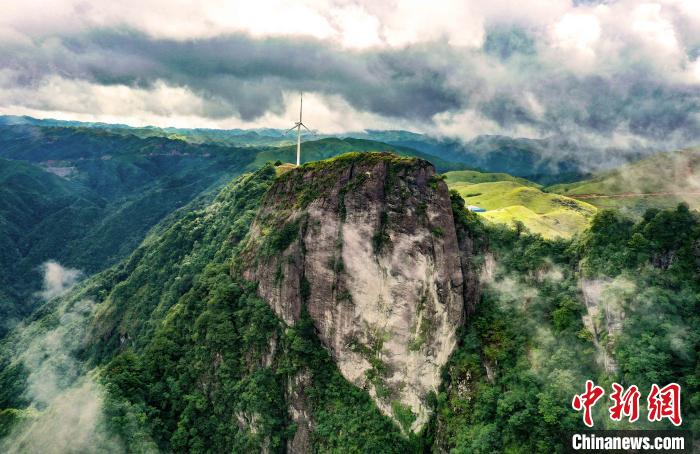 湧き立つ雲(yún)と一面の緑が映える南山牧場(chǎng)　広西?竜勝