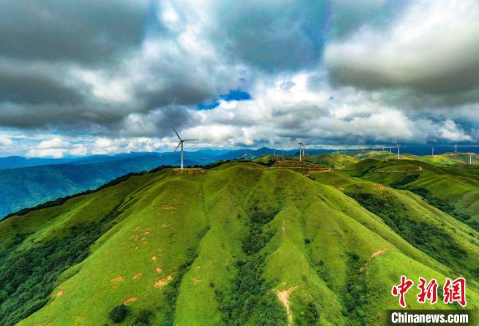 湧き立つ雲(yún)と一面の緑が映える南山牧場　広西?竜勝