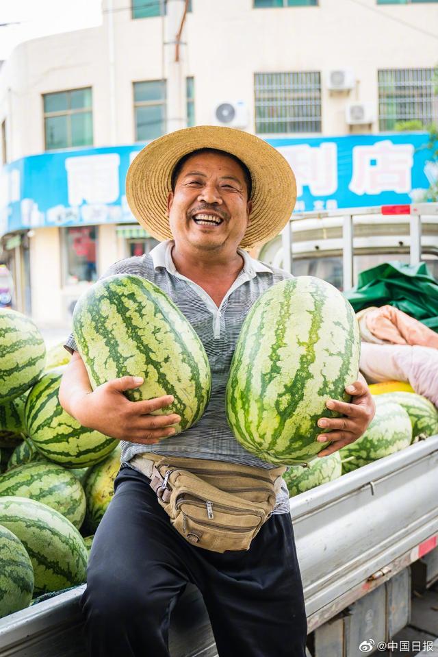 農(nóng)村のお年寄り數(shù)百人の寫真を10年間撮り続けた若者