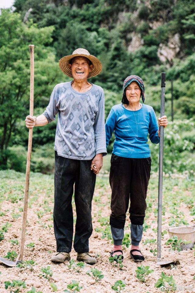 農(nóng)村のお年寄り數(shù)百人の寫(xiě)真を10年間撮り続けた若者