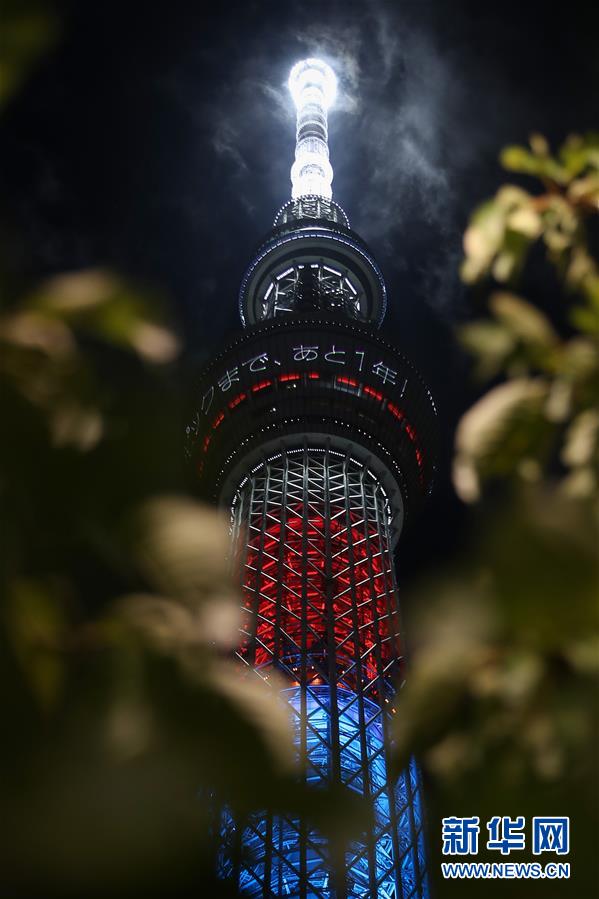 8月24日、ライトアップされた東京のランドマークの一つ、スカイツリー（撮影?杜瀟逸）。