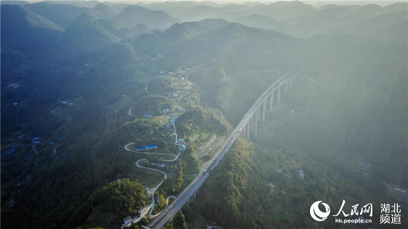 上空から捉えた「天の橋」四渡河大橋　湖北省