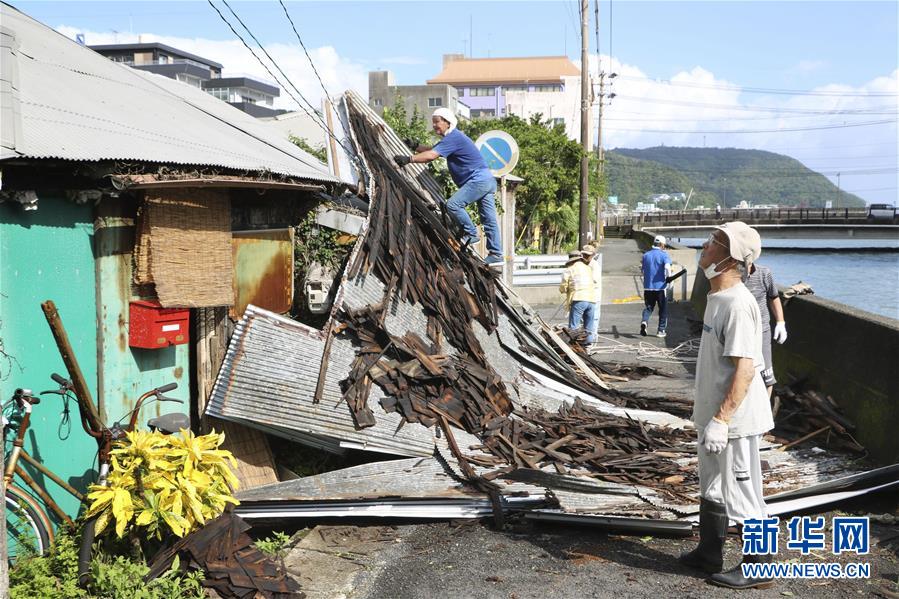 9月7日、鹿児島県奄美市で、壊れた家屋を修繕する地元住民（寫真提供?新華社、共同通信社）。