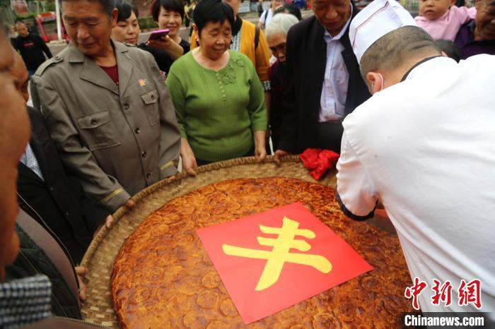 市民に月餅を切り分ける調(diào)理師（撮影?楊孝永）。