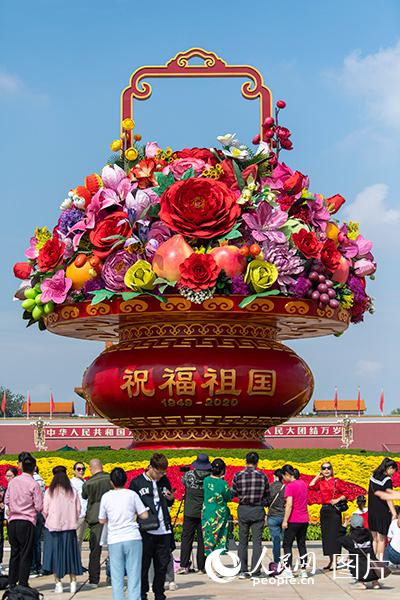 國慶節(jié)控え、祖國の祝福をテーマとしたオブジェが天安門に登場　北京市