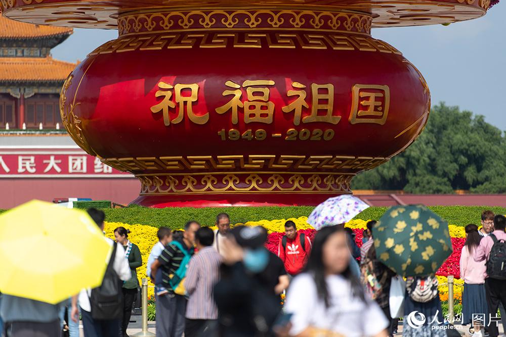 國慶節(jié)控え、祖國の祝福をテーマとしたオブジェが天安門に登場　北京市