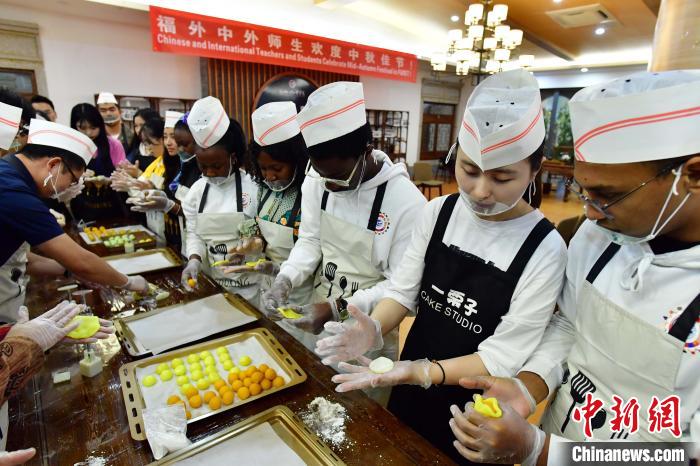 中國(guó)人學(xué)生と海外からの留學(xué)生が月餅を手作りして楽しむ中秋節(jié)　福建省