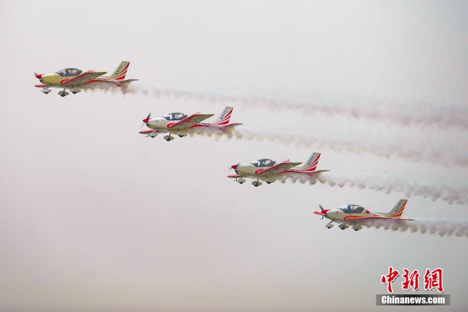 山西?太原の航空ショーで素晴らしい展示飛行