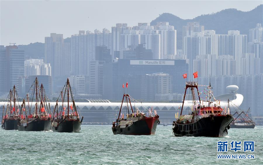 香港地區(qū)のビクトリア?ハーバーで海上パレード 國慶節(jié)をお祝い