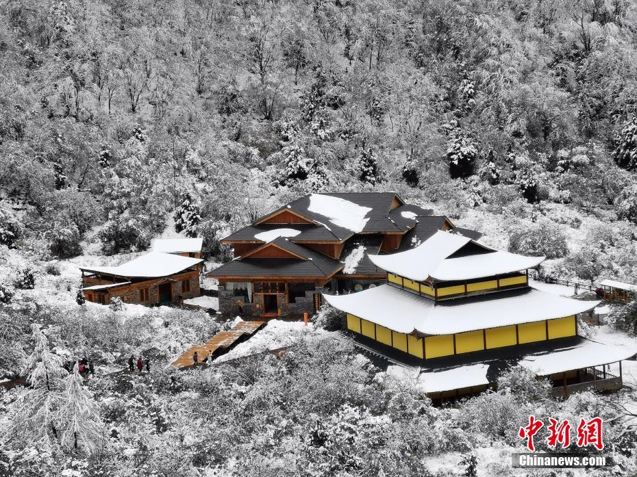 秋冬シーズン初の降雪が観測された松潘県黃竜風(fēng)景名勝區(qū)（寫真著作権はCFP視覚中國が所有のため転載禁止）。