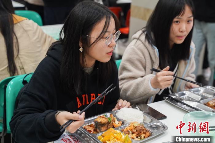 陝西省の大學(xué)で「川魚の宴」、教師と學(xué)生に6千食を無料提供