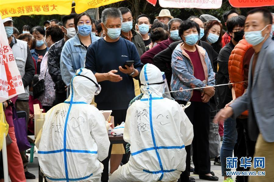 10月13日、青島市市北區(qū)合肥路街道樺川路コミュニティ検査所でPCR検査を受ける市民（撮影?李紫恒）。