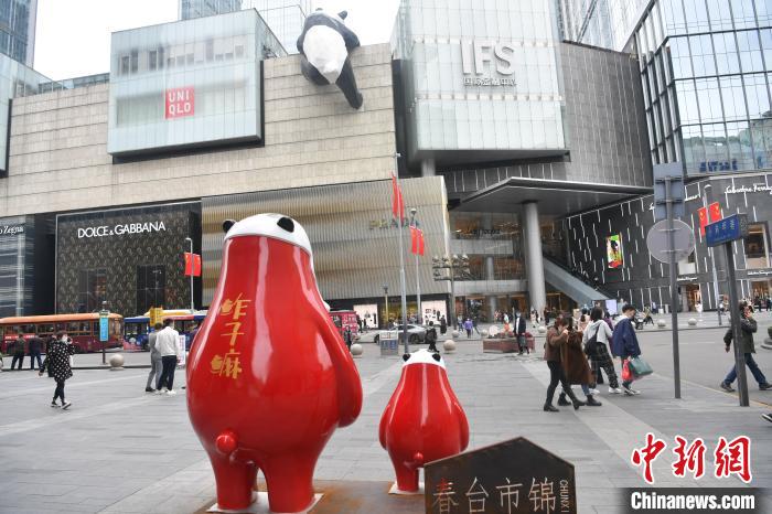 「隣人」を迎えた成都の「壁をよじ登るパンダ」　四川省