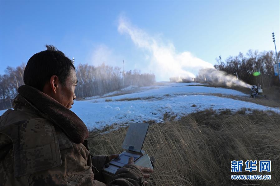 スキーシーズンに備え人工雪の造雪作業(yè)始まる　河北省崇禮