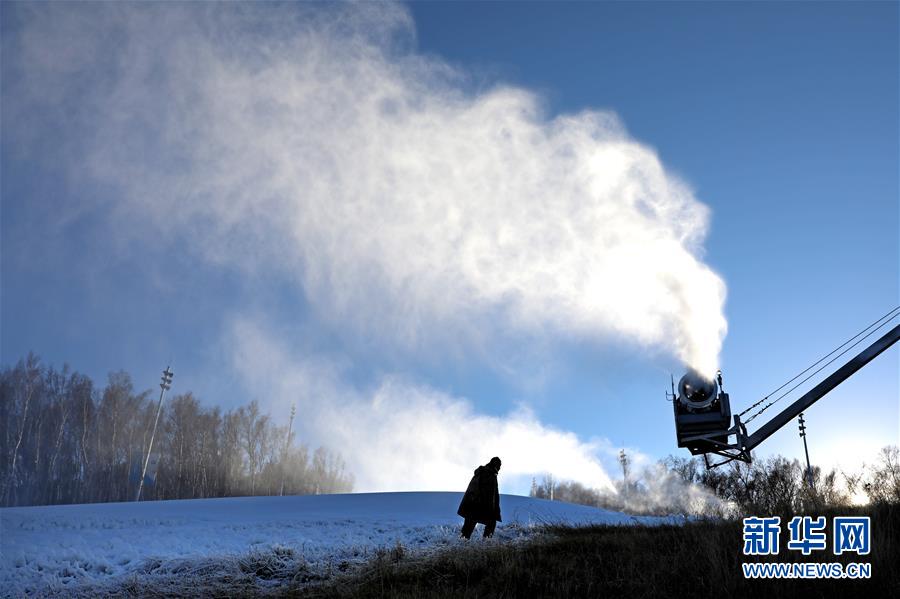 スキーシーズンに備え人工雪の造雪作業(yè)始まる　河北省崇禮