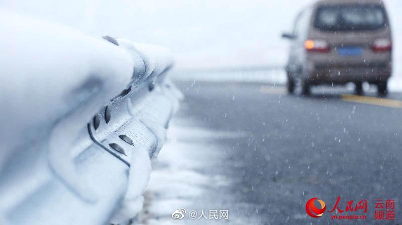 シャングリラに降雪、一面の銀世界に　雲(yún)南省