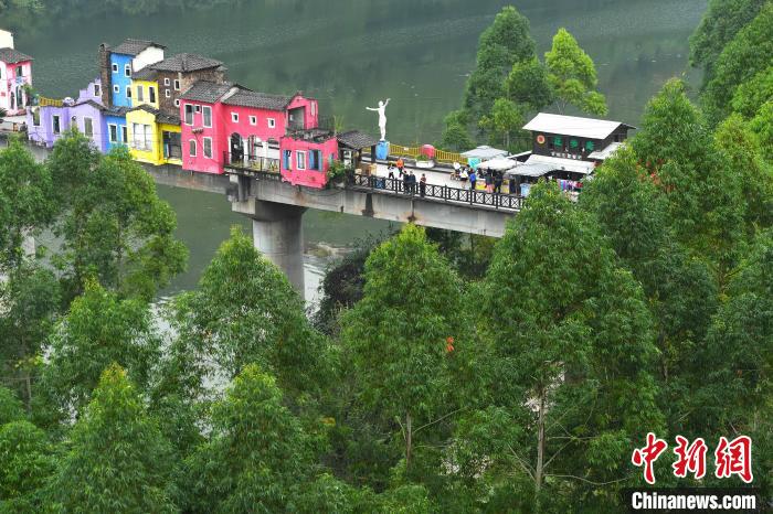 長江沿岸の美しい風(fēng)景（撮影?陳超）。