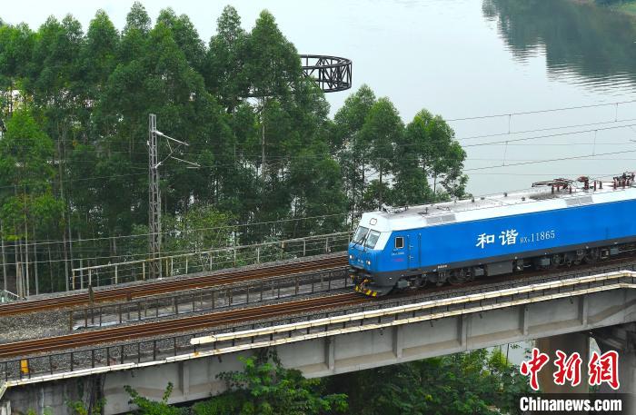 豊かな水をたたえる三峽ダム　重慶市