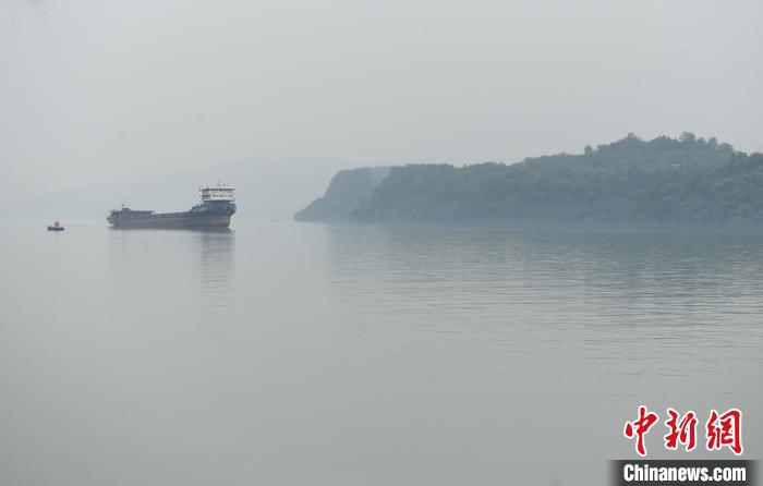 豊かな水をたたえる三峽ダム　重慶市