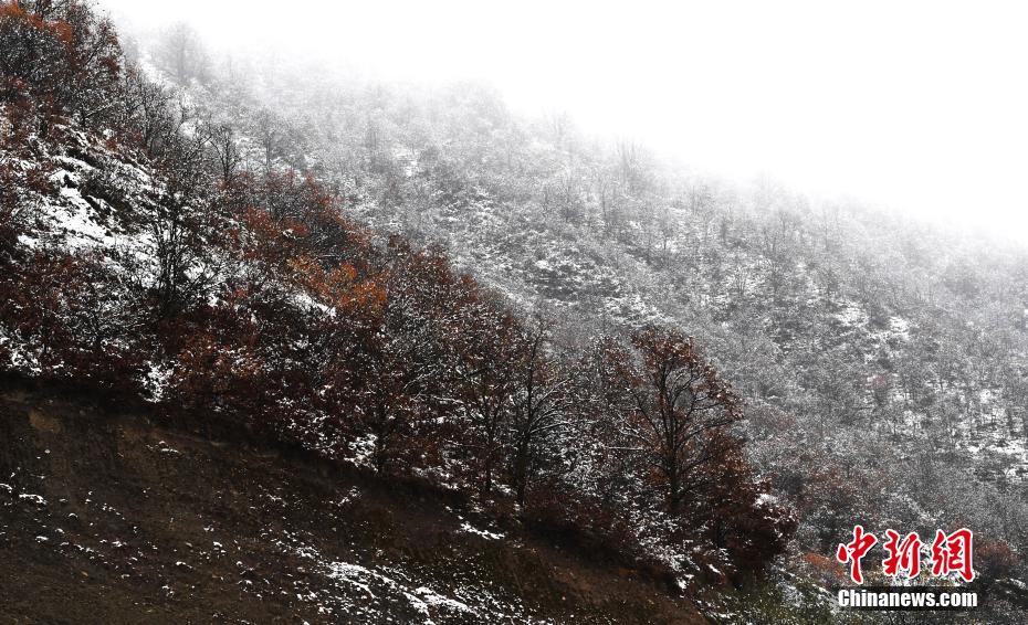 秋景色と雪景色の競演！　甘粛省崆峒山