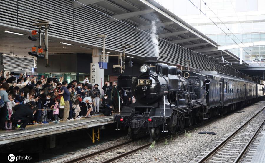 11月1日、JR鹿児島線の熊本-博多間を運(yùn)行した臨時(shí)列車「SL鬼滅の刃」（寫真著作権はCFP視覚中國が所有のため転載禁止）。 