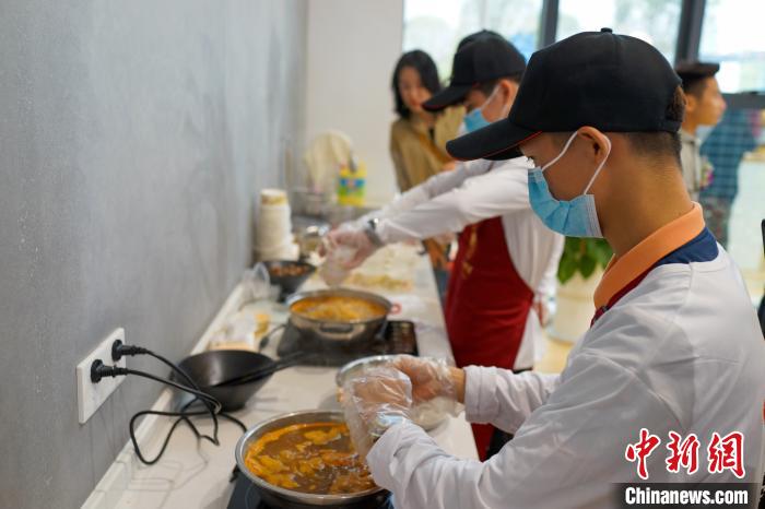 柳州「タニシ麺」副専攻クラスの初回授業(yè)は試食！　広西