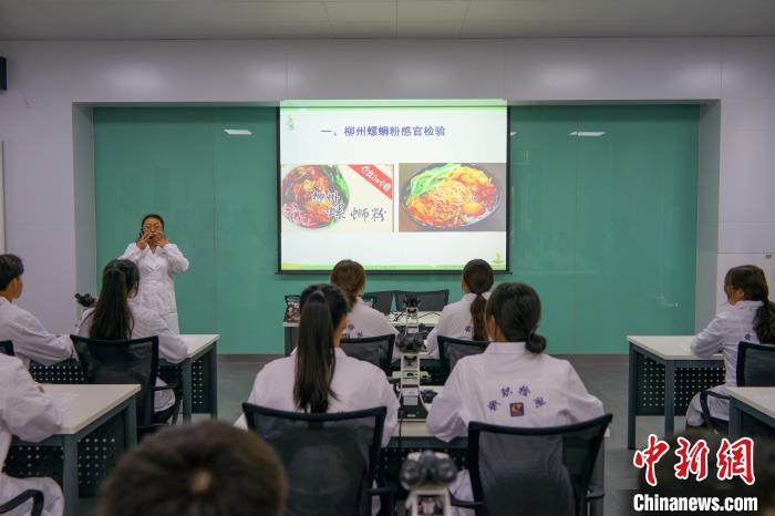 柳州「タニシ麺」副専攻クラスの初回授業(yè)は試食！　広西