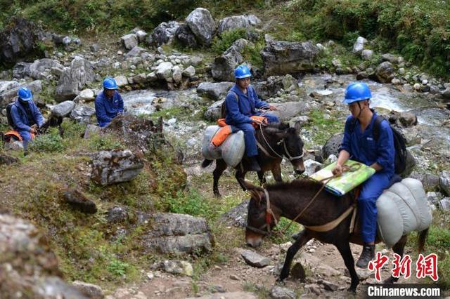 四川大涼山の「馬上の電気保安管理員」、7日間かけ無人區(qū)の點検作業(yè)