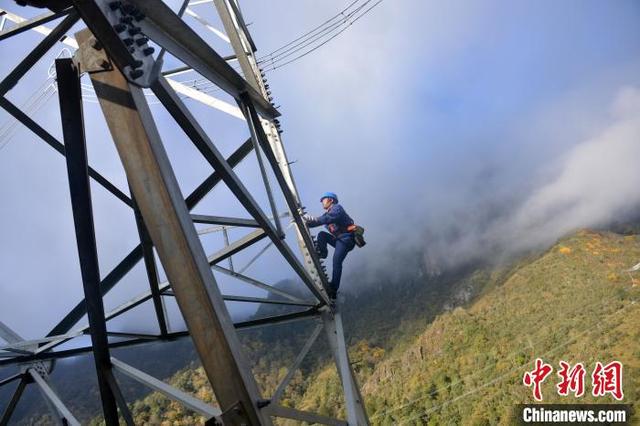 四川大涼山の「馬上の電気保安管理員」、7日間かけ無人區(qū)の點検作業(yè)