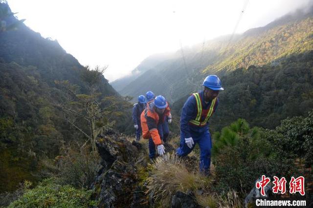 四川大涼山の「馬上の電気保安管理員」、7日間かけ無人區(qū)の點検作業(yè)